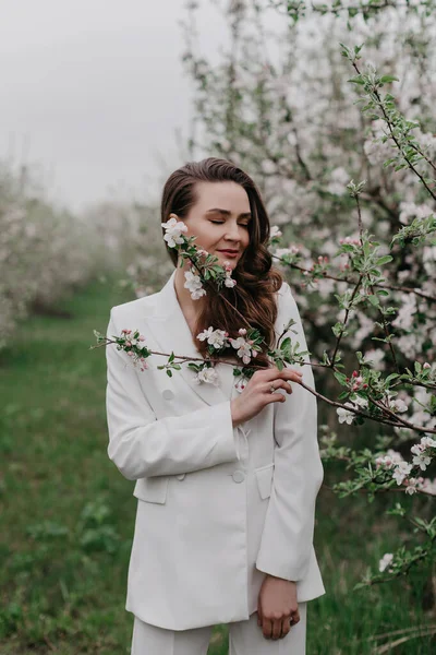 Modelo Lindo Posando Jardim Primavera Com Flor — Fotografia de Stock