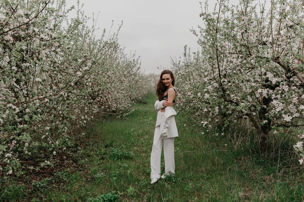 Wunderschönes Model Posiert Frühlingsgarten Mit Blüte — Stockfoto