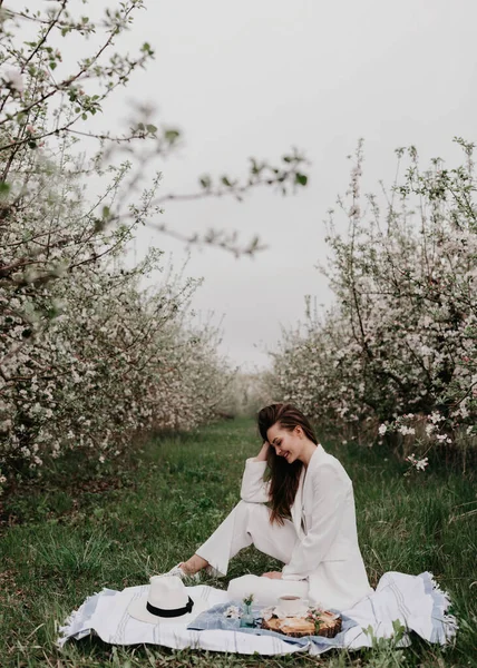 Wunderschönes Model Posiert Frühlingsgarten Beim Picknick — Stockfoto