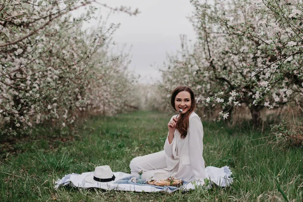 Wunderschönes Model Posiert Frühlingsgarten Beim Picknick — Stockfoto