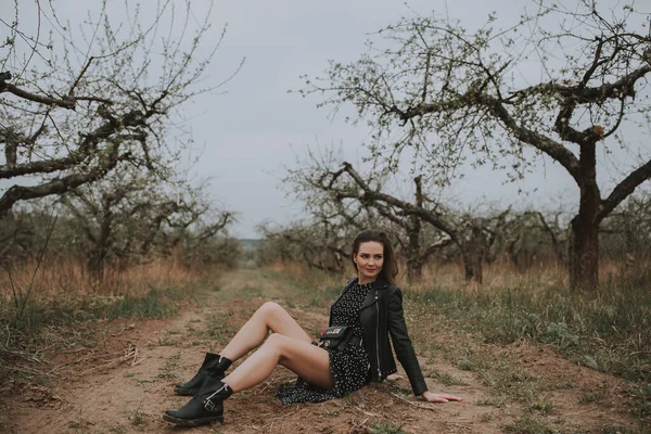 Gorgeous Young Model Posing Garden — Foto de Stock