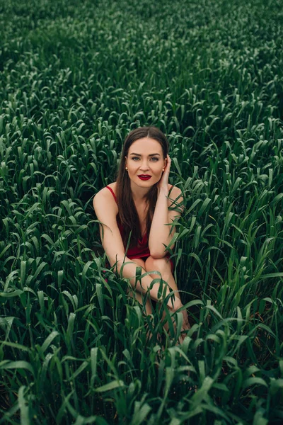 Bela Jovem Mulher Posando Livre — Fotografia de Stock