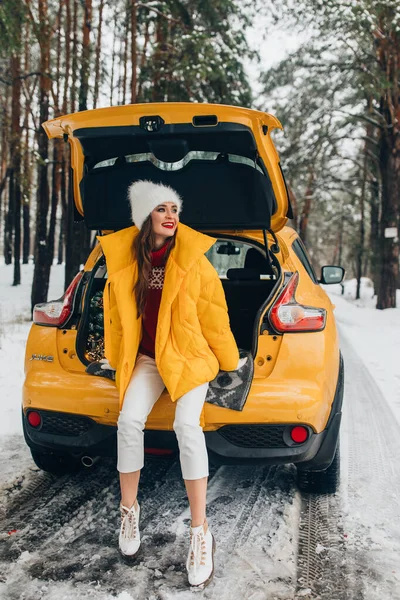 Young Woman Posing Car Winter Time — 图库照片