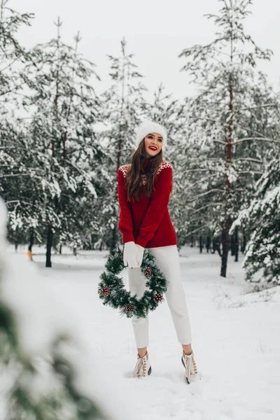 Young Woman Posing Park Winter Time — Photo