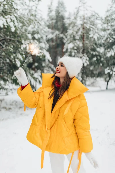 Junge Frau Posiert Zur Winterzeit Mit Wunderkerzen Park — Stockfoto