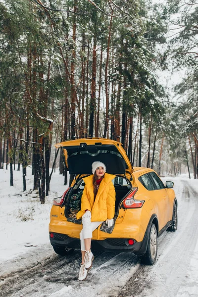 Young Woman Posing Car Winter Time — 图库照片