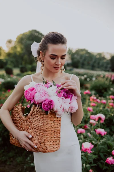 Jovem Com Cesta Com Peônias Rosa — Fotografia de Stock