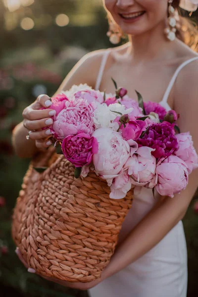 Young Woman Basket Pink Peonies — Foto de Stock