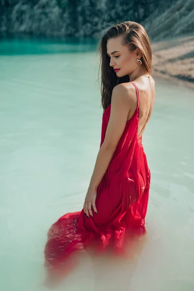 Красива Молода Жінка Червоній Сукні Позує Відкритому Повітрі — стокове фото
