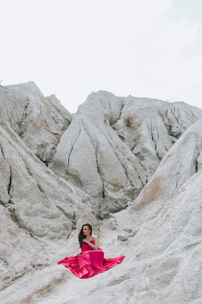 Beautiful Young Woman Red Dress Posing Outdoors — Stockfoto
