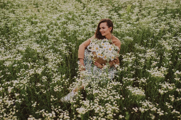 Young Woman Basket Flowers Field — ストック写真