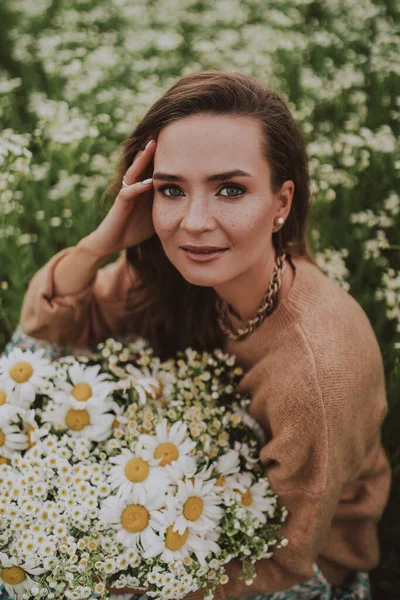 Junge Frau Mit Korb Mit Blumen Auf Dem Feld — Stockfoto