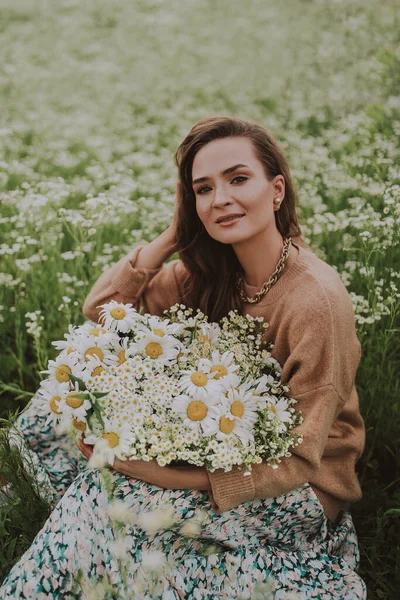 Junge Frau Mit Korb Mit Blumen Auf Dem Feld — Stockfoto