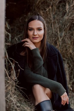 Tarlada poz veren güzel bir kadın.