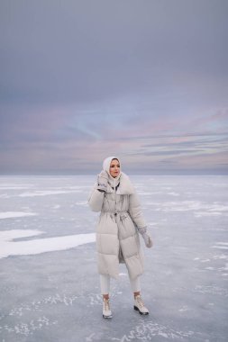 Genç kadın kışın poz veriyor.