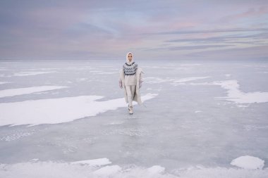 Genç kadın kışın poz veriyor.