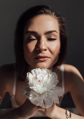 Stüdyoda poz veren güzel moda kadını.