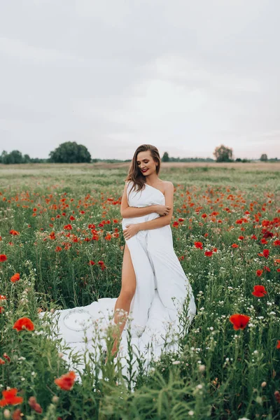 Bela Jovem Posando Cobertor Campo Flores Papoula — Fotografia de Stock