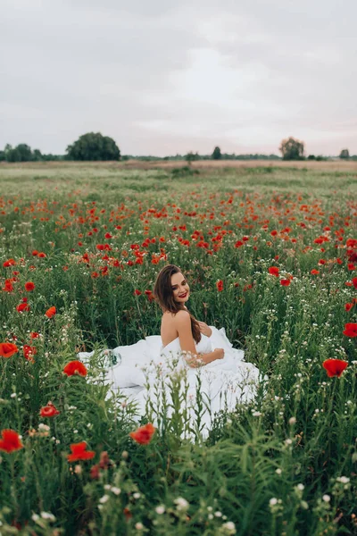 Beautiful Young Woman Posing Blanket Field Poppy Flowers — Fotografia de Stock