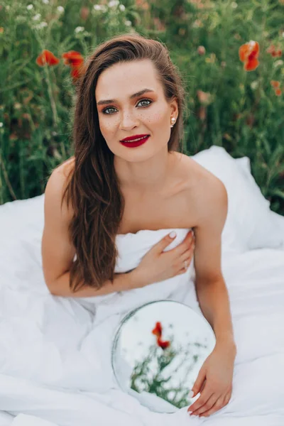 Schöne Junge Frau Posiert Decke Auf Dem Feld Der Mohnblumen — Stockfoto