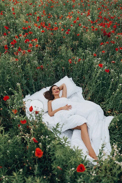 Schöne Junge Frau Posiert Einer Decke Auf Dem Feld Der — Stockfoto