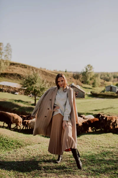 Beautiful Woman Posing Farm Field — Stockfoto