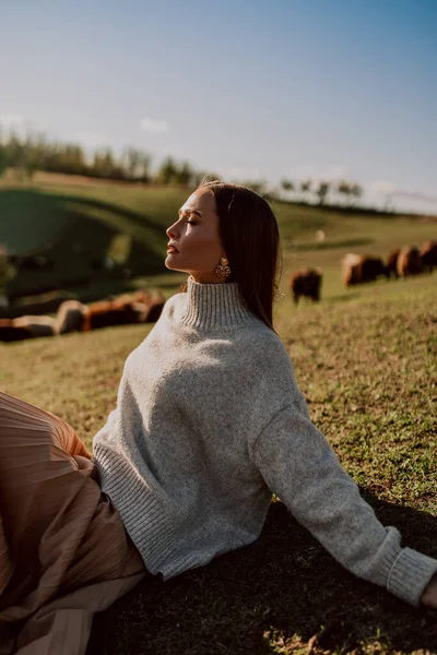 Beautiful Woman Posing Farm Field — Stock Fotó