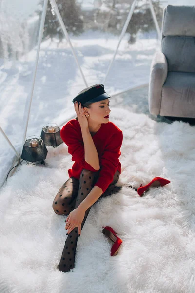 Jovem Mulher Camisola Vermelha Posando Terraço Inverno — Fotografia de Stock