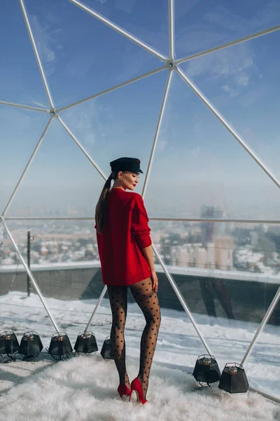 Jovem Mulher Camisola Vermelha Posando Terraço Inverno — Fotografia de Stock