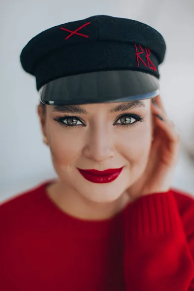 Hermosa Mujer Con Labios Rojos Posando — Foto de Stock