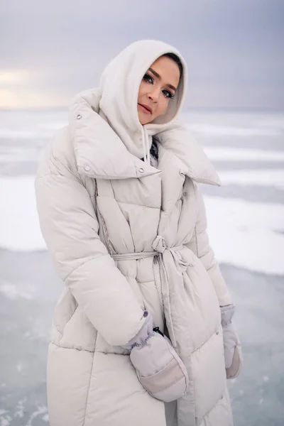 Junge Frau Posiert Zur Winterzeit — Stockfoto