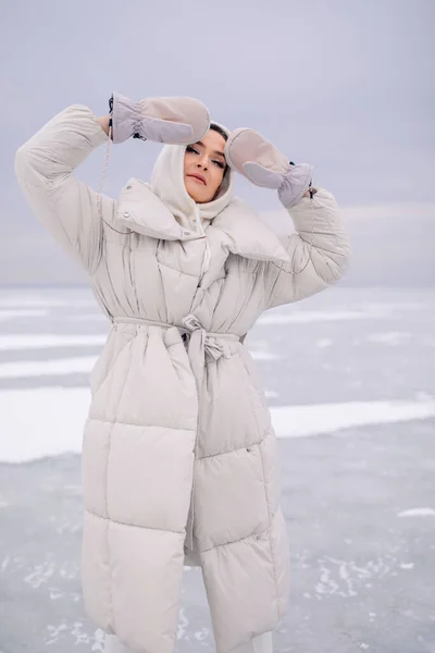 Jovem Mulher Posando Tempo Inverno — Fotografia de Stock