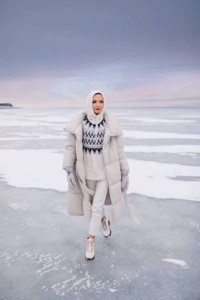 Young Woman Posing Winter Time — Photo