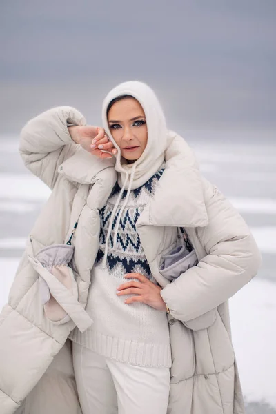 Junge Frau Posiert Zur Winterzeit — Stockfoto