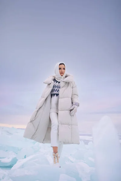 Young Woman Posing Winter Time — Photo