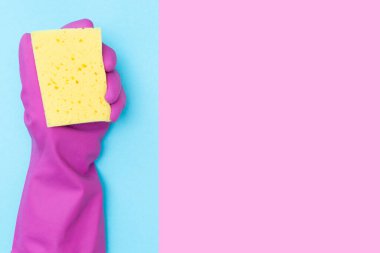 Koruyucu lastik eldivenli bir adam sarı bir sünger tutuyor. Uzayı kopyala Temizlik konsepti. Mesajın için yer aç. Düz yatıyordu. Temizlik ve yıkama için eldiven ve sünger..