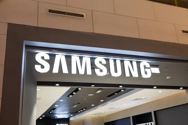 Moskova, Rusya - 2 Ekim 2021. Vegas 'taki Samsung mağazasının logosu. Elektronik şirketi. Yakın plan. Yüksek kaliteli fotoğraf.