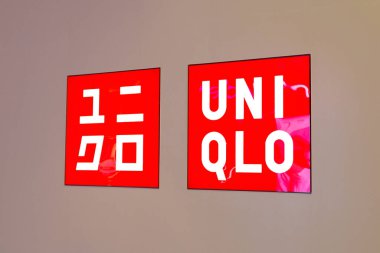 Moskova, Rusya - 2 Ekim 2021. Vegas AVM 'deki Uniqlo mağazası. Yakın çekim logosu. Japon günlük kıyafet perakende zinciri.