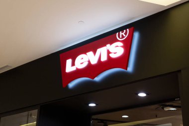 Moskova, Rusya - 2 Ekim 2021. Vegas 'taki Levis mağazasında. Yakın çekim logosu. Levi Strauss Co-ünlü giyim ve ayakkabı üreticisi..