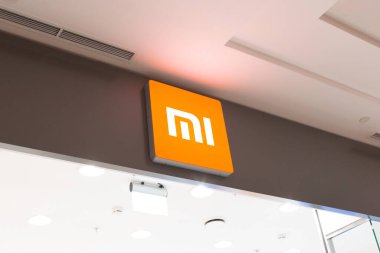 Moskova, Rusya - 2 Ekim 2021. Vegas 'taki Xiaomi mağazasında. Benim yakın çekim logom.