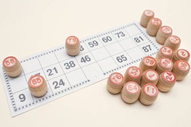 Tahta fıçılar ve loto ya da bingo oynamak için bir kart. Masa oyunu. Rastgele elementli kumar oyunu.