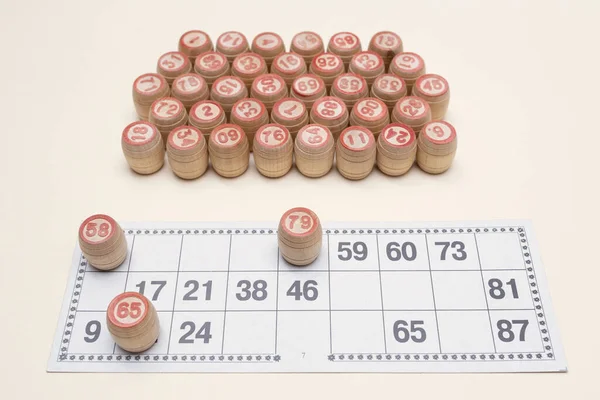 Piyango ya da bingo oynamak için kart ve sayılı bir sürü tahta varil. Masa oyunu. İlginç eğlence eğlencesi..