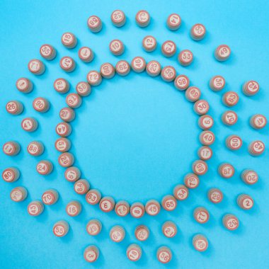 Piyango ya da bingo oynamak için numaraları olan tahta fıçılar. Mavi arka plan. Mesajın için yer aç. Uzayı kopyala Reklamcılık. Düz yatıyordu. Aileyle vakit geçirmek. Kare fotoğraf