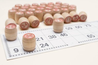 Piyango ya da bingo oynamak için kart ve sayılı bir sürü tahta varil. Şans faktörüyle tüm aile için masa oyunu.