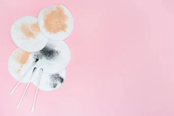 Gebrauchte Wattepads und Wattestäbchen. Gebrauchte Kosmetikkissen nach dem Entfernen von Make-up. Rosa Hintergrund. Platz für Text. Kopierraum. Flach lag er. Schmutzig — Stockfoto