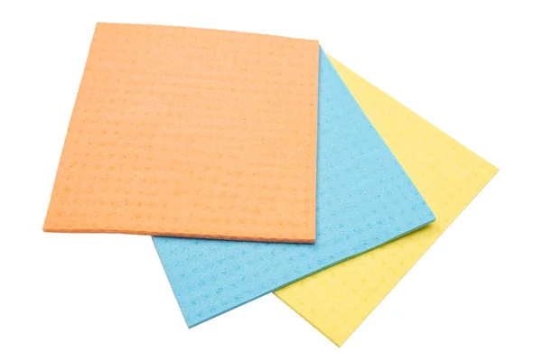 Набор губчатых салфеток для очистки на белом фоне. Изолирована. Чистящие салфетки в синем, желтом и оранжевом. Целлюлозные губки — стоковое фото