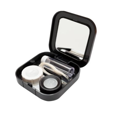Beyaz arka planda kontak lensler için siyah seyahat kiti. İzole edilmiş. Mercek kutusu.