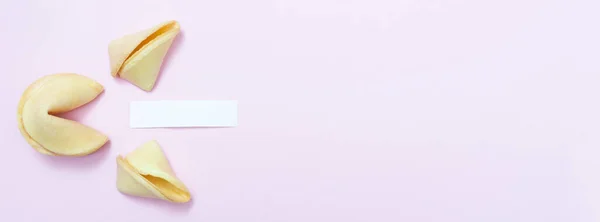 Баннер с печеньем судьбы на розовом фоне и место для текста. Макет. Чистая бумага для написания состояния. Копирование пространства. — стоковое фото