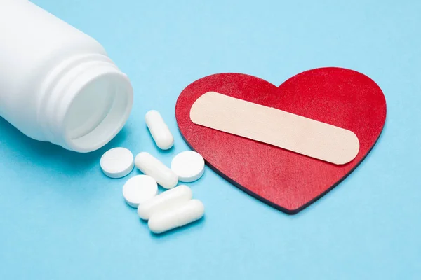 Coração Com Gesso Médico Frasco Comprimidos Primeiros Socorros Cuide Sua — Fotografia de Stock