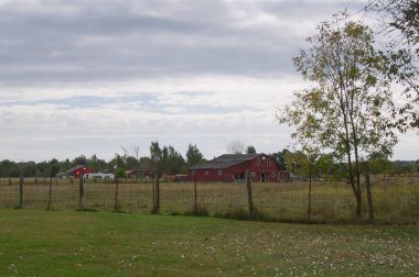 Kanada 'da bir çiftlikte geleneksel kırmızı ahır
